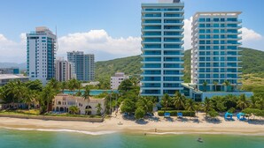 A coastal hotel with multiple high-rise buildings, a beach, and palm trees. - Santa Marta, Colombia—Apartment in Rodadero Sur for 1–6 people, 2 bedrooms, 2 bathrooms (Gaira)