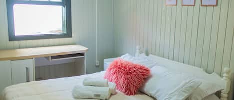 2 chambres, fer et planche Ă repasser, literie fournie