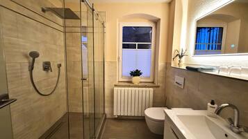 Dusche, Haartrockner, Handtücher