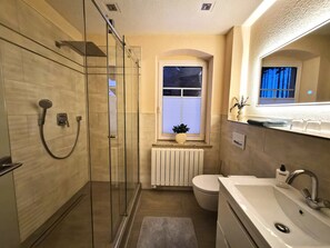 Dusche, Haartrockner, Handtücher