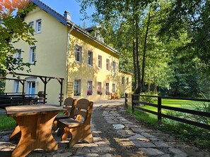 Outdoor dining - Apartment 'Schwarzmühle 2' with Lake View, Private Garden and Wi-Fi (Börnichen/Erzgeb.)
