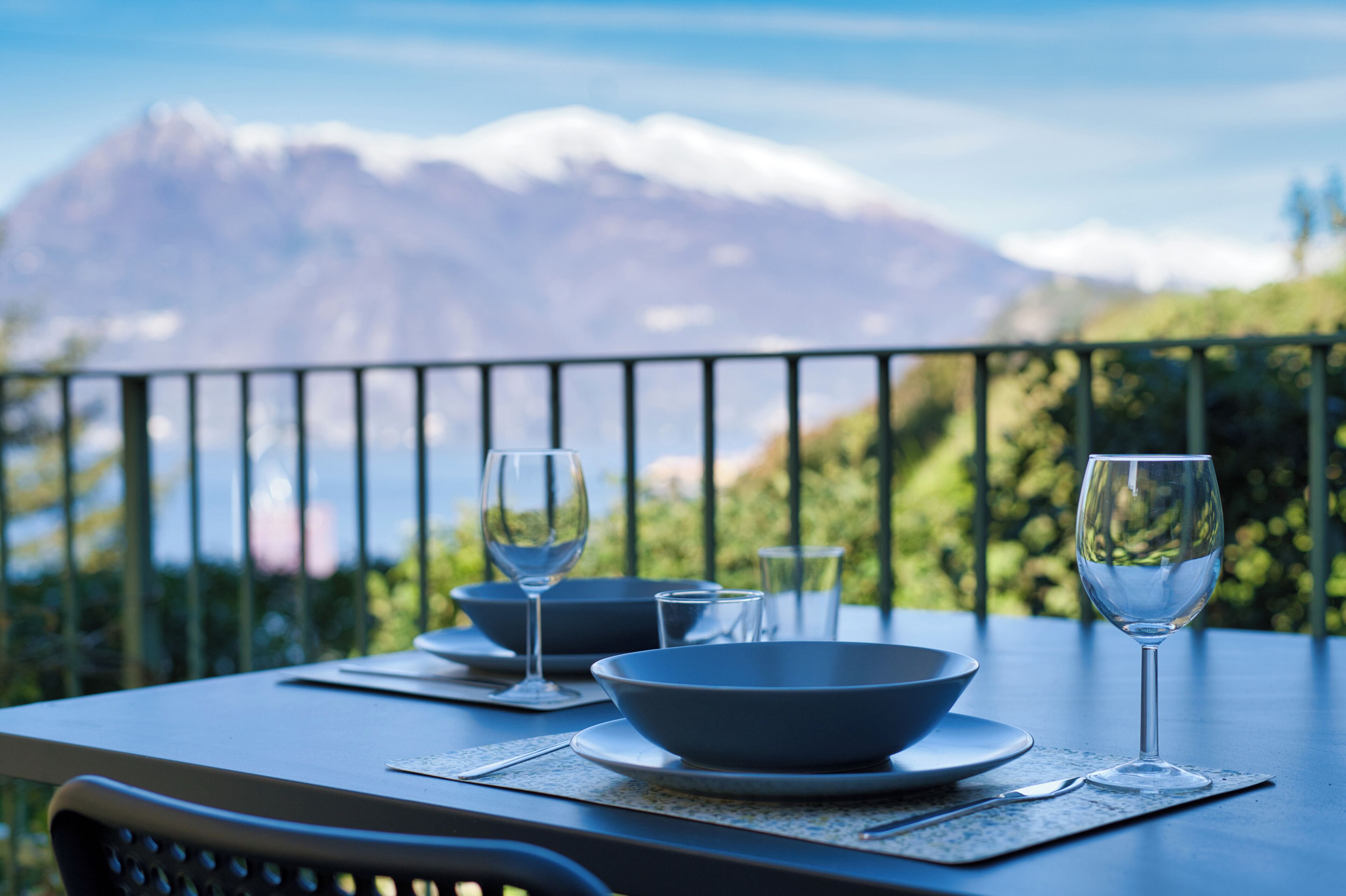 Un tavolo da pranzo con vista su una catena montuosa.