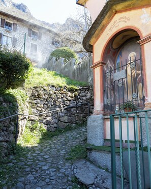 Exterior detail - Casa Rosa - hidden Garden with lake view (Fiumelatte)