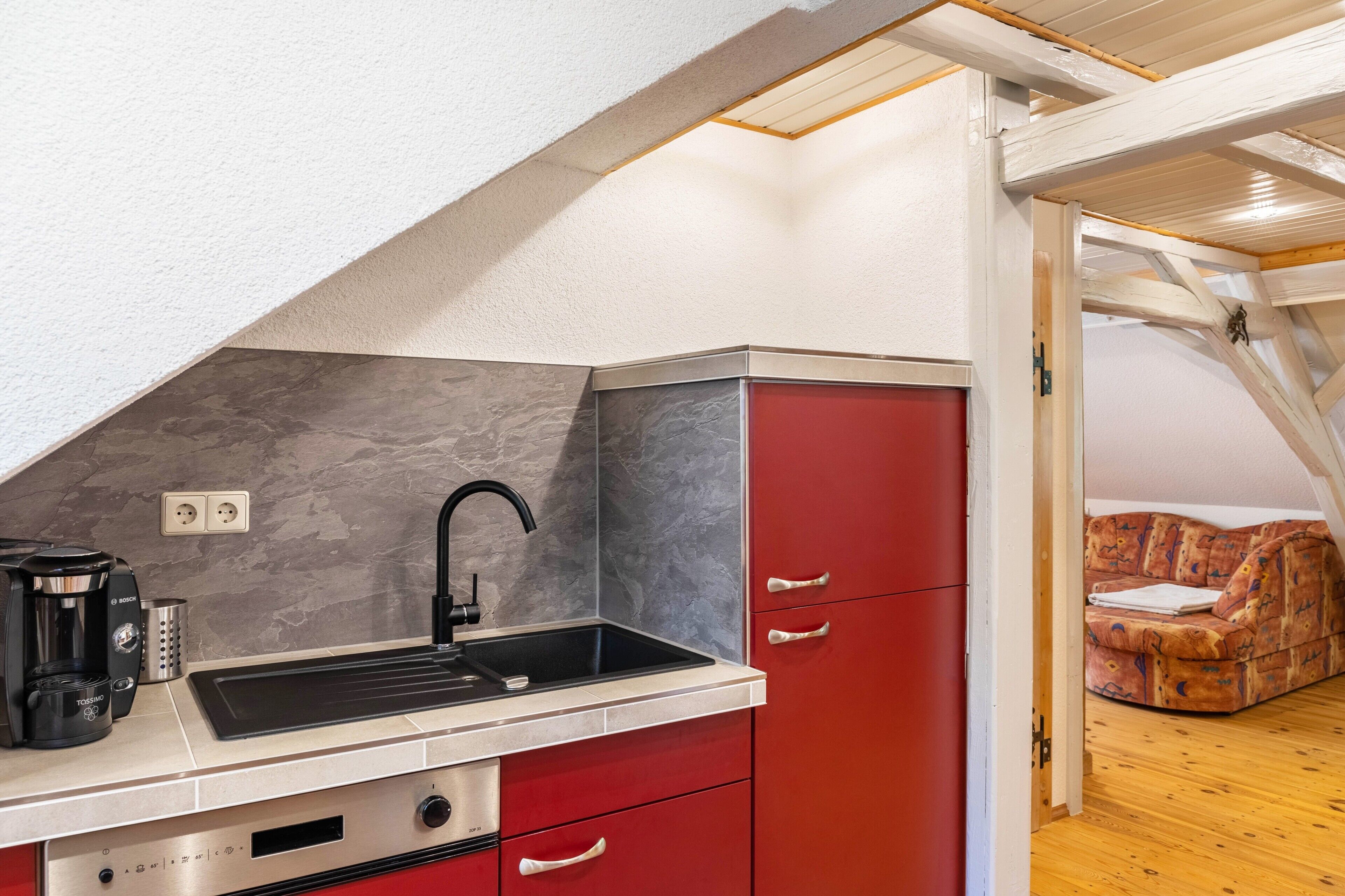 Wasserkocher mit Kaffee-/Teezubehör, Kühlschrank, Ofen, Herdplatte