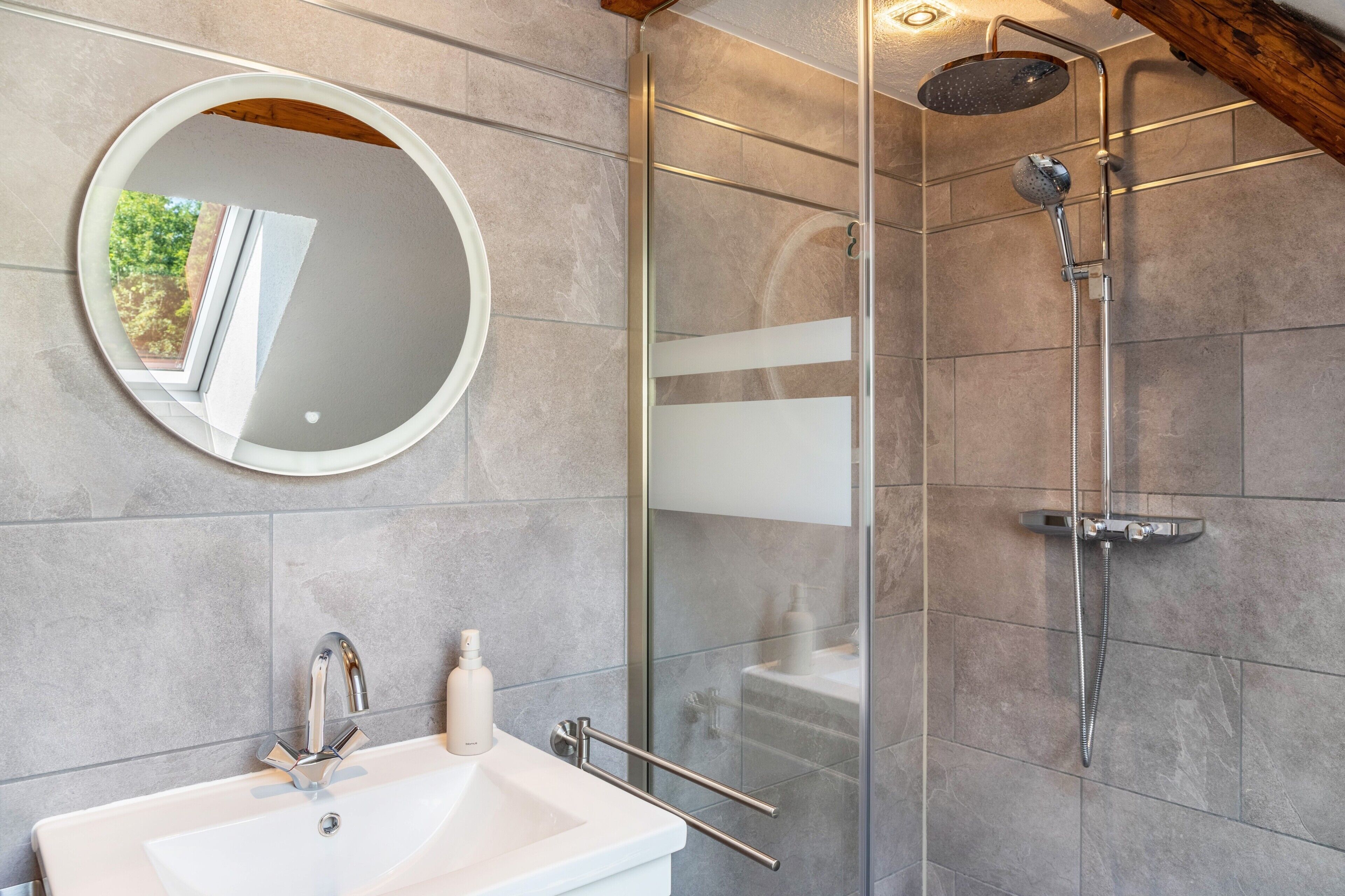 Douche, sèche-cheveux, serviettes fournies