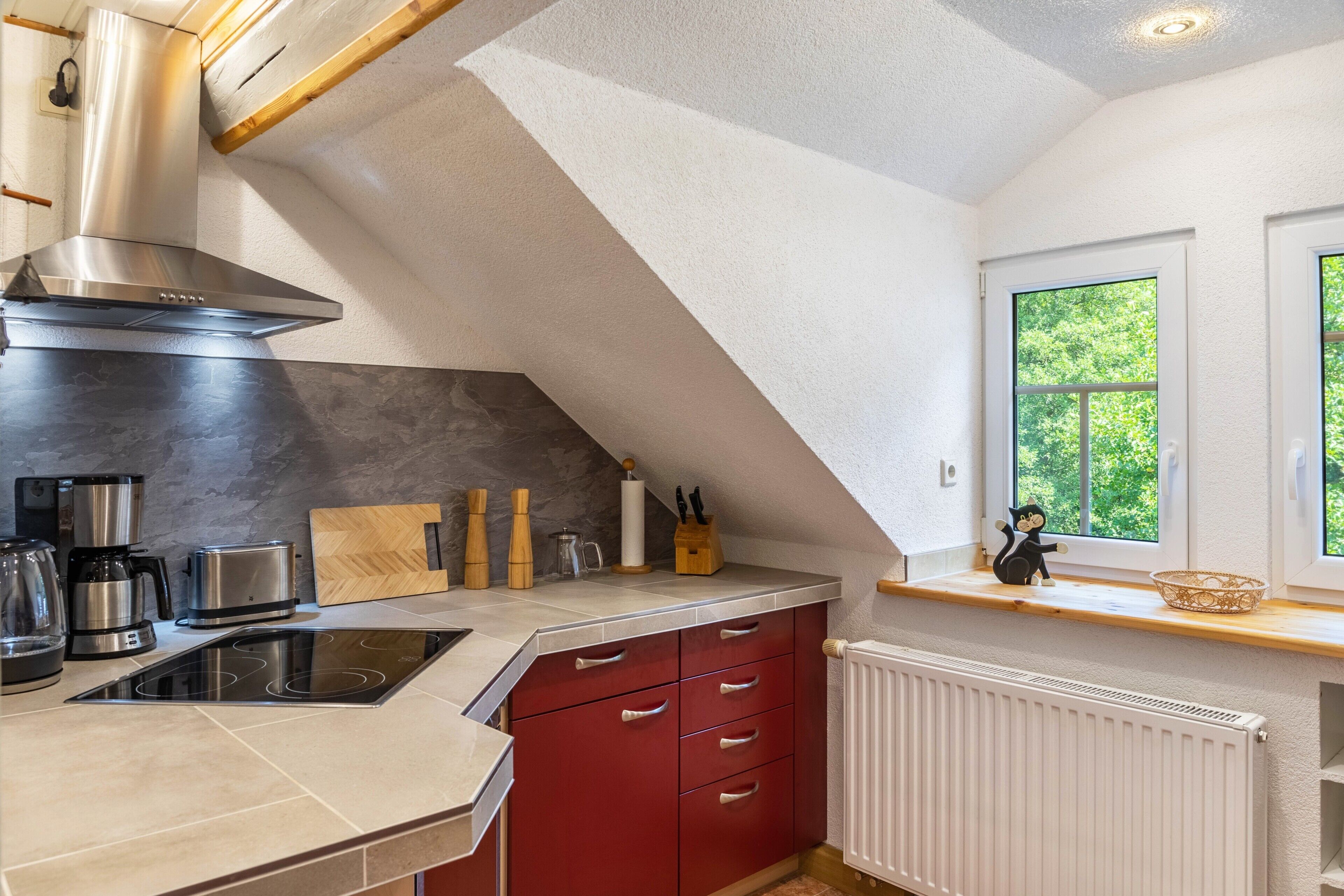 Coffee/tea maker, fridge, oven, stovetop