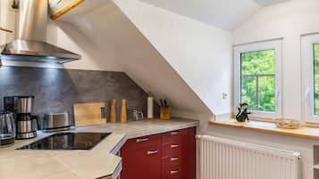 Coffee/tea maker, fridge, oven, stovetop