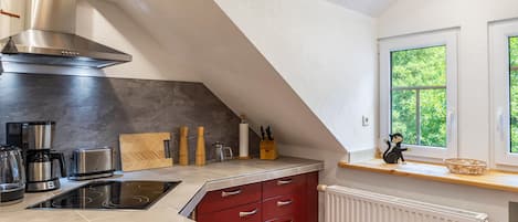 Coffee/tea maker, fridge, oven, stovetop