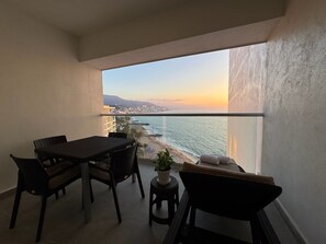 Outdoor dining - Ocean view loft, Harbor 171 (Puerto Vallarta)