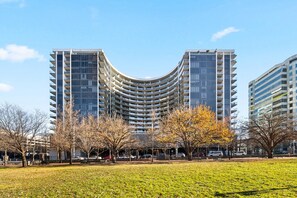 Exterior - Manhattan CBD Stay, Resort-Style Prime Location (City)