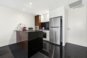Fridge, microwave, oven, stovetop - Manhattan CBD Stay, Resort-Style Prime Location (City)