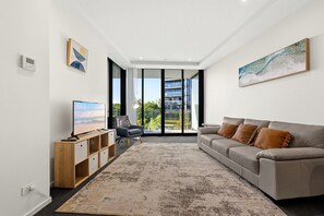Smart TV, offices - Manhattan CBD Stay, Resort-Style Prime Location (City)