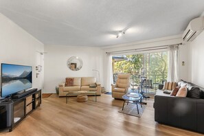 Smart TV, offices - South Cronulla Apt Steps to Surf & Ocean Pools (Cronulla)