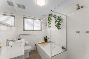 Hair dryer, towels - South Cronulla Apt Steps to Surf & Ocean Pools (Cronulla)