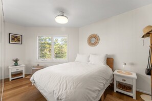 2 bedrooms, desk, iron/ironing board, travel cot - South Cronulla Apt Steps to Surf & Ocean Pools (Cronulla)