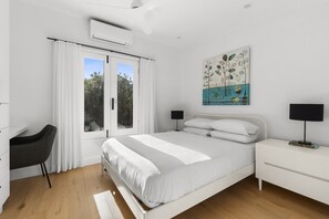 2 bedrooms, desk, iron/ironing board, Internet - Bright 2 Bed House in Surry Hills (Surry Hills)