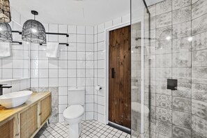 Bathroom - Bright 2 Bed Apartment with Ocean Views (Labrador)