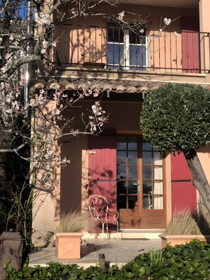 Exterior detail - Holiday Home 'Chez Lara' with Mountain View, Shared Pool and Wi-Fi (Lacoste)