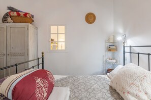 1 bedroom, iron/ironing board, WiFi, bed sheets - Holiday Home 'Chez Lara' with Mountain View, Shared Pool and Wi-Fi (Lacoste)