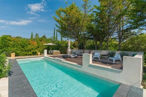 Pool - Holiday Home 'Chez Lara' with Mountain View, Shared Pool and Wi-Fi (Lacoste)