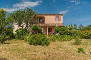 Exterior - Holiday Home 'Chez Lara' with Mountain View, Shared Pool and Wi-Fi (Lacoste)