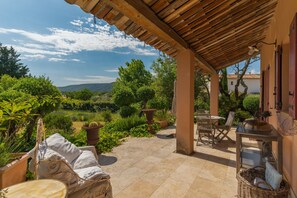 Outdoor dining - Holiday Home 'Chez Lara' with Mountain View, Shared Pool and Wi-Fi (Lacoste)