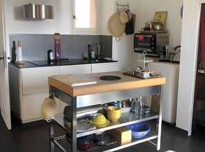 Kühlschrank, Mikrowelle, Ofen, Herdplatte