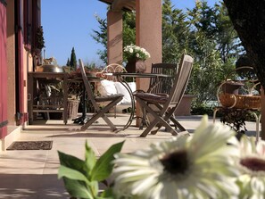 Outdoor dining - Holiday Home 'Chez Lara' with Mountain View, Shared Pool and Wi-Fi (Lacoste)