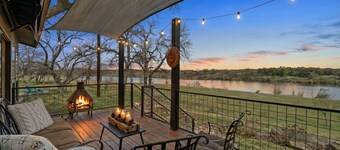 Lake Marble Falls Waterfront Retreat. Deck, Kayaks & Big Lake Views.