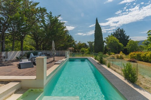 Holiday Home 'Lacoste Home' with Mountain View, Shared Pool and Wi-Fi