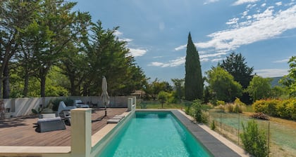 Holiday Home 'Lacoste Home' with Mountain View, Shared Pool and Wi-Fi