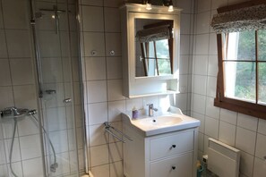 Dusche, Haartrockner, Handtücher, Seife