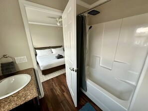 3 habitaciones, tabla de planchar con plancha, wifi y ropa de cama 