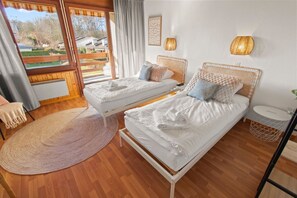 Silitysrauta/-lauta, vauvan matkasänky, Wi-Fi, vuodevaatteet