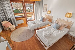Silitysrauta/-lauta, vauvan matkasänky, Wi-Fi, vuodevaatteet