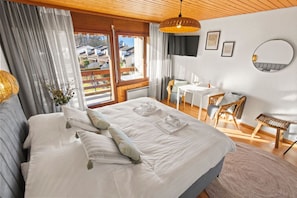 Iron/ironing board, travel cot, WiFi, bed sheets