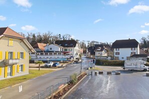 Parking - Studio cosy, proche du lac, avec un grand balcon (Delley-Portalban)