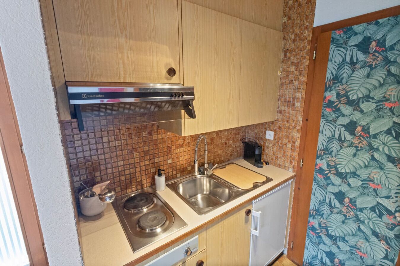 Kühlschrank, Herdplatte, Wasserkocher mit Kaffee-/Teezubehör, Hochstuhl