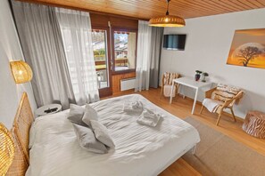 Iron/ironing board, travel crib, WiFi, bed sheets