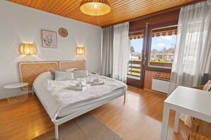 Iron/ironing board, travel crib, WiFi, bed sheets