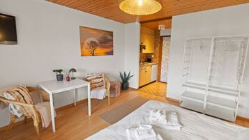Iron/ironing board, travel crib, WiFi, bed sheets