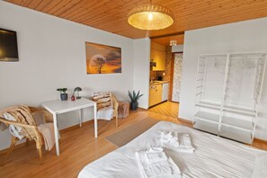 Iron/ironing board, travel crib, WiFi, bed sheets