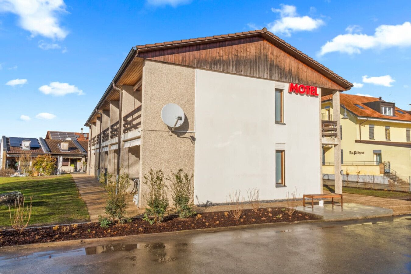 Ein Gebäude mit einem Schild, auf dem "MOTEL" steht.
