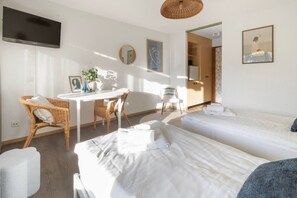 Iron/ironing board, travel cot, WiFi, bed sheets - Un petit havre de paix proche du lac de Neuchâtel (Portalban)