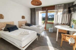 Iron/ironing board, travel cot, WiFi, bed sheets - Un petit havre de paix proche du lac de Neuchâtel (Portalban)