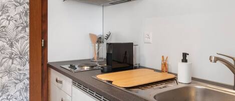 Kühlschrank, Herdplatte, Wasserkocher mit Kaffee-/Teezubehör, Hochstuhl