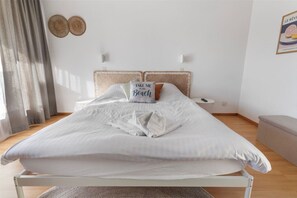 Planxa i posts de planxar, un bressol de viatge, wifi i roba de llit 