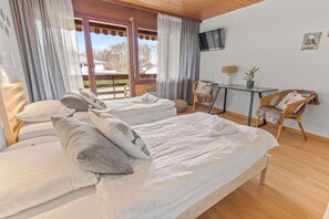 Iron/ironing board, travel cot, WiFi, bed sheets - Studio calme avec balcon, idéal pour se relaxer (Portalban)