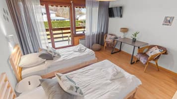 Tabla de planchar con plancha, cuna de viaje, wifi y ropa de cama
