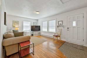 TV - Charming Blue Bungalow in Eugene, 2BR/1BA, pet-friendly, close to downtown & Autzen. (Eugene)